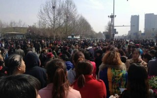 3月28日，山東濟南市槐蔭區逾千村民到區政府集會，抗議政府拖欠拆遷款遭大批警察鎮壓。（網絡圖片）