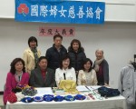 国际妇女慈善协会会长孙运悌（前排右二）宣布4月10日在位于法拉盛的侨教中心举办年度慈善义卖，欢迎各界共襄盛举。（林丹/大纪元）