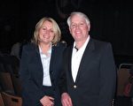 3月23日下午，金融咨询师Terry Whalen先生与夫人Maureen Whalen共同观看了神韵纽约艺术团在千橡市的第二场演出。对神韵演出的恢弘大气和深刻的精神内涵赞叹不已。（刘菲/大纪元）