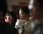 近日，國際雜誌《自然》期刊發表的一項研究成果表明，國家越腐敗，年輕人越不誠實，參與實驗的中國年輕人也顯示了這一點。圖為，一位大陸大學生在看公告欄。(STR/AFP/Getty Images)