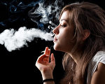 吸烟会大量摄入尼古丁，使微血管受损，加速椎间盘的退变。（fotolia.com）