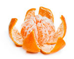 whole food位於加州的一家超市把剝好皮的橙子放在塑料食品盒內出售，沒想到此舉引起軒然大波。圖為剝開橙子示意圖。（fotolia）