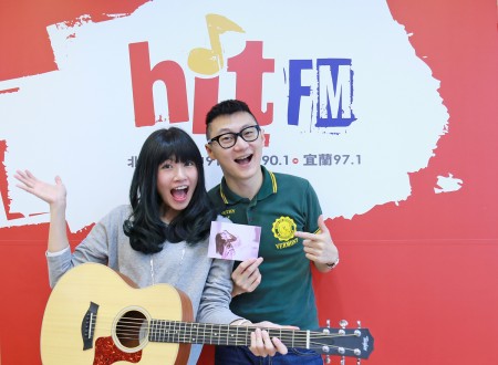 李千娜接受Hit Fm《午茶DJ》SoWhat专访,帮他恶补落漆台语。(Hit Fm提供)