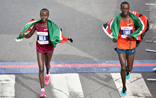 2011年耐克公司（Nike）與肯尼亞田徑隊之間的一項合同引起外界對耐克公司的關注。圖為肯尼亞選手利繆（Daniel Limo ）和基麥友（Ogla Kimaiyo）分別獲得男女組冠軍。(Jonathan Moore/Getty Images)
