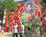位於蒙特利爾唐人街的大型中國風壁畫，具有十足中華韻味。該壁畫於2015年8月完成，照片中2人是壁畫作者亞裔藝術家金‧潘頓（右）和布萊恩‧畢勇（左）。（蔣真/大紀元）