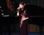 湾区华裔歌手梅楣，在湾区举办个人演唱会，演唱传统流行歌曲，把观众带入一个如梦如幻的世界。（大纪元资料图片）