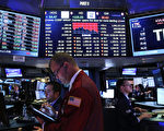 美股10月大幅反弹，三大股指创4年最大单月涨幅。图为2015年9月18日，交易员在纽约证券交易所。(Spencer Platt/Getty Images)