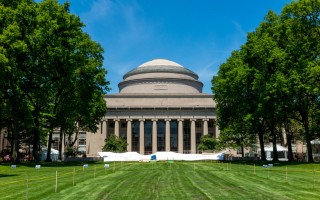 全球權威的「QS世界大學學科排名」於3月22日發布2016年最新榜單，今年總計有42個專業，其中美國麻省理工學院和哈佛大學的表現最為亮麗，計各拿下12個學科的第一名。圖為麻省理工學院。(Fotolia)
