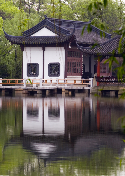 西湖畔的中国传统建筑。(fotolia)