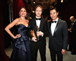 韩国演员李炳宪（右）和女星苏菲亚‧薇格拉（左）共同颁发奥斯卡最佳外语片奖给《索尔之子》导演拉斯洛‧纳米斯（中）。 ( Christopher Polk/Getty Images)
