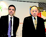 左起：利福國際財務總監潘福全、利福國際主席兼首席執行官劉鑾鴻。（余鋼／大紀元）