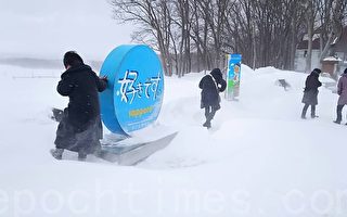 北海道遭遇數年不遇的暴風雪 交通受阻