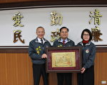 苗县秘书长叶志航荣退 县长颁奖表扬