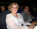 2016年3月1日晚Delphine Vincent和丈夫Pascal Vincent在法国鲁贝 Le Colisée剧场观看了神韵的演出。（德龙/大纪元）
