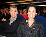Nadine Debail和先生Patrice Debail一起觀看了3月1日神韻國際藝術團在法國魯貝市的今年首場演出。（關宇寧／大紀元）