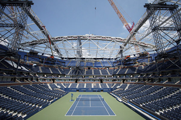 兴建中的亚瑟阿什球场顶棚。（KENA BETANCUR/AFP/Getty Images） 
