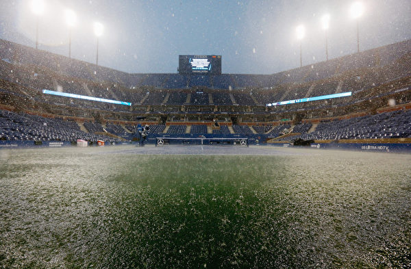 没有安装顶棚的亚瑟阿什球场饱受大雨困扰。（ Mike Stobe/Getty Images for USTA） 