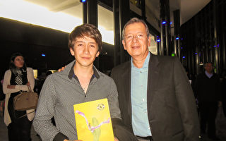 2016年3月1日晚，Juan Vázquez医生（右）和儿子Ricardo Vázquez（左）一起观看了神韵巡回艺术团在墨西哥普埃布拉（Puebla）的演出。（李辰/大纪元）
