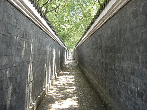 青磚黛瓦卵石路，長不過200米，安徽桐城的「六尺巷」，尋常又與眾不同。（公共領域）