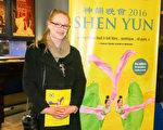 Nadège Chmylko女士2016年3月2日晚觀看了神韻國際藝術團在法國魯貝市的最後一場演出。(關宇寧/大紀元)
