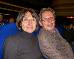 外科医生Dominique Boulanger和太太一同来观看了神韵国际艺术团3月2日在法国鲁贝市的演出。（德龙／大纪元）