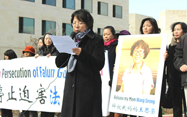 华盛顿DC法轮大法学会发言人葛敏女士呼吁那些对中共还抱有幻想的人认清形势,顺应天意,站在正义一边,为自己和家人选择美好的未来。(沈琮笙/大纪元)