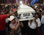 2016年3月3日，洪都拉斯知名环保人士、原住民领袖卡塞雷斯3月3日在家中遭数名闯入枪手击毙，终年43岁。图为3日在家乡的葬礼上。（ORLANDO SIERRA/Getty Images）