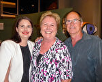 2016年3月5日晚上，Ed Meisvey与夫人Debra、女儿Cassandra一家三口在黄金海岸艺术中心观看了神韵世界艺术团的演出。（史迪／大纪元）