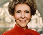 周日（3月6日），里根总统图书馆和基金会执行董事John Heubusch表示，美国前第一夫人南希‧里根（Nancy Reagan）因心脏衰竭，在洛杉矶家中辞世，享年94岁。（维基百科公有领域）