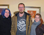 3月6日下午，Melhuus先生与妹妹（左）及未婚妻（右）于伯明翰国际会议中心观赏了美国神韵国际艺术团的演出。(麦蕾/大纪元)