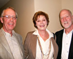 Jay Lewis（右）和好友Karen Chappell（中）、Jerry Damge一同来观看了神韵3月6日下午的演出（于丽丽／大纪元）