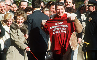 1986年3月7日，当时的美国总统里根和夫人南希‧里根离开白宫前往戴维营。(AFP / DON RYPKA)