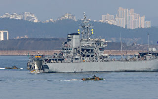 韩国与美国自2016年3月7日起举行代号为“关键决断”和“鹞鹰”的联合军事演习，直到4月30日。图为参与本次演习的韩国军舰。（YONHAP / AFP）
