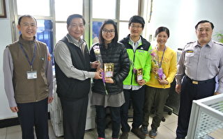 梅分局长张弘文（左2）祝贺所属员警、家眷志工及全天下的女性，妇女节快乐。（杨梅分局／提供）