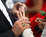 根據調查，美國新婚夫婦在訂婚戒指上的平均花銷為4758美元。（Joe Raedle/Getty Images)