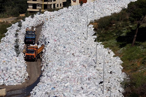 此“垃圾河”产生多重问题,严重影响当地居民的生活与健康。(JOSEPH EID/AFP/Getty Images)
此“垃圾河”产生多重问题,严重影响当地居民的生活与健康。(JOSEPH EID/AFP/Getty Images)