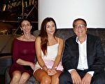 公司經理Steve Paitos、妻子Judith Paitos、女兒Victoria Paitos一家三口2016年3月8日晚在悉尼觀看了神韻演出。（史迪/大紀元）