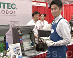 “新鲜寿司”经理展示可以自动做寿司的机器。（宋昇桦/大纪元）