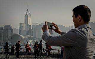 据香港保险监理处数据，近年大陆人到香港购买保险保单持续激增。(PHILIPPE LOPEZ/AFP/Getty Images)