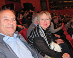 3月9日晚，Angeli先生和太太在普羅旺斯大劇院觀看神韻演出。（張妮／大紀元）