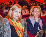 3月9日晚，Marie Françoise Stadler女士和朋友一起觀看了神韻國際藝術團在法國南部普羅旺斯地區艾克斯城大劇院的演出。（德龍/大紀元）