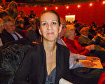 普羅旺斯地區報美編部主任Virginie MESISCA女士3月9日晚觀看了神韻國際藝術團在普羅旺斯大劇院的演出。（大紀元）