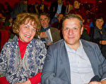 跨国公司高管FrédériqueGiametta和太太一起观看了神韵国际艺术团3月9日晚在法国普罗旺斯地区艾克斯城的演出。（德龙／大纪元）