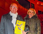 Michel Mehl 先生和女友Gisèle Morvan3月9日晚一同观看神韵国际艺术团在法国南部普罗旺斯地区艾克斯城大剧院的演出。（德龙／大纪元）