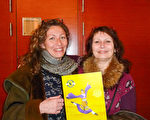 陶瓷艺术家Sandrine Bayon邀请好友中医师Praticienne于3月9日晚一同观赏了神韵国际艺术团在法国普罗旺斯地区艾克斯市的普罗旺斯大剧院的演出。（德龙／大纪元）