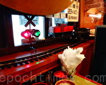 嘟嘟嘟！上菜了！“尼加拉”餐厅的模型火车正在上菜给客人。（和和／大纪元）