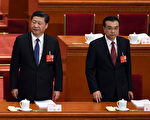 2016年3月5日，習近平（左）和李克強（右）在兩會上。 (WANG ZHAO/AFP)