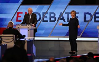 星期三（3月9日）晚，美国民主党总统参选人辩论会在佛州迈阿密登场。希拉里与桑德斯就移民改革等问题，展开激烈交锋。(Joe Raedle/Getty Images)