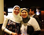 就讀社會學學士的Sana Chemaissem女士（右）在自己的表姐Lina Sabih女士（左）推薦下，一起觀看了當晚的演出。她們驚歎表示，演出中的一切都那麼美好。（駱亞／大紀元）