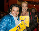 Sofiane Magnin女士（左）和朋友在普罗旺斯观看了3月10日的神韵演出。（关宇宁／大纪元）